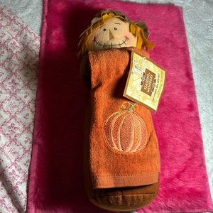 NWT Scarecrow Tip Towel Holder Set